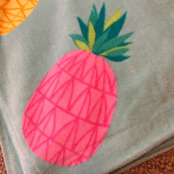 🆕 Cynthia Rowley Perfect Pineapple Oversized Beach Towel - Picture 3 of 11